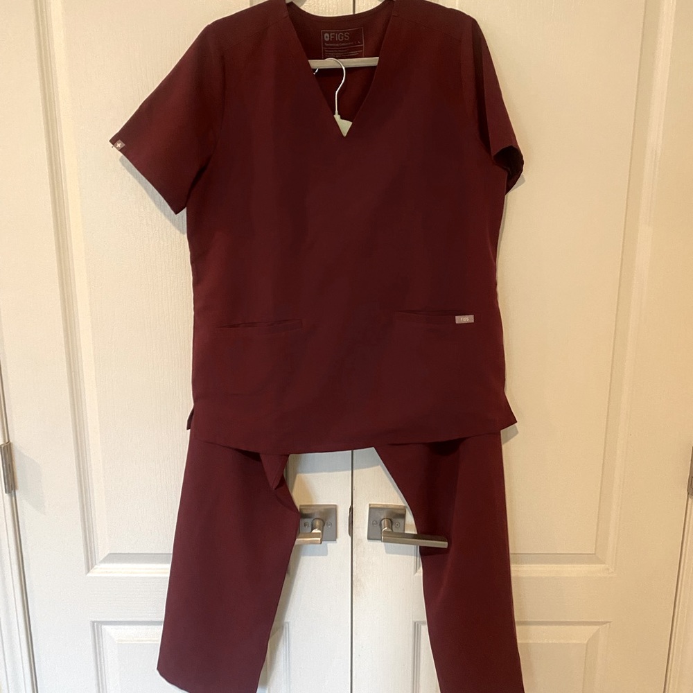 FIGS Women’s Large burgundy scrubs